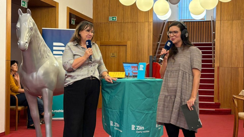 Ředitelka Slováckého divadla Libuše Habartová v živém vysílání z foyer