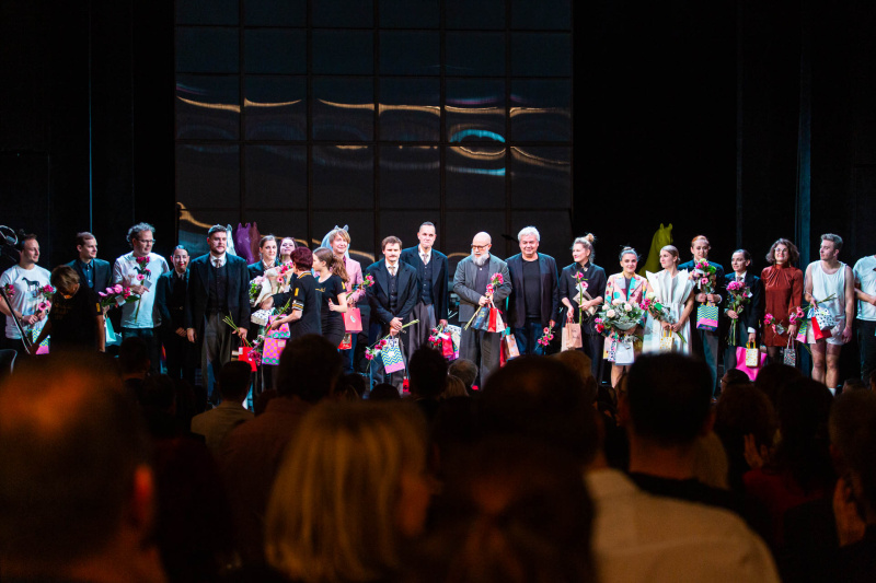 Tvůrci se dočkali po premiéře dlouhotrvajících ovací ve stoje Tvůrci se dočkali po premiéře dlouhotrvajících ovací ve stoje