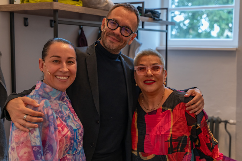 Jitka Hlaváčová s Josefem Kubáníkem a Dagmar Peckovou v zákulisí