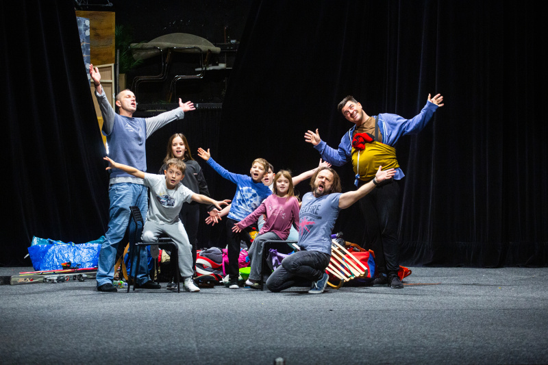 S tebou mě baví svět bude mít světovou premiéru 2. května