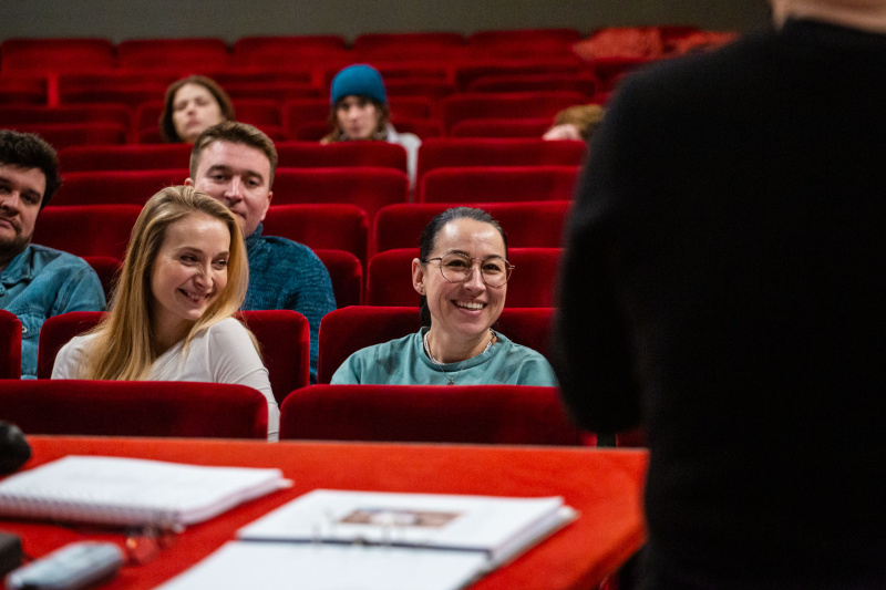 Jitka Hlaváčová (vpravo) na první čtené zkoušce nové hudební komedie