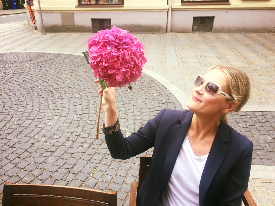 Eva Jiřikovská - Zašla jsem si se čmeláčkem u kytičky vpravo dole na kávičku. Ej a juch, to bylo krásné...