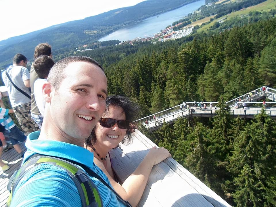 David a Irena Vackovi - Při prázdninové zastávce u Lipna jsme vystoupali po stezce až do korun stromů, vlastně i nad ně. Až na naše Slovácké divadlo jsme však nedohlédli