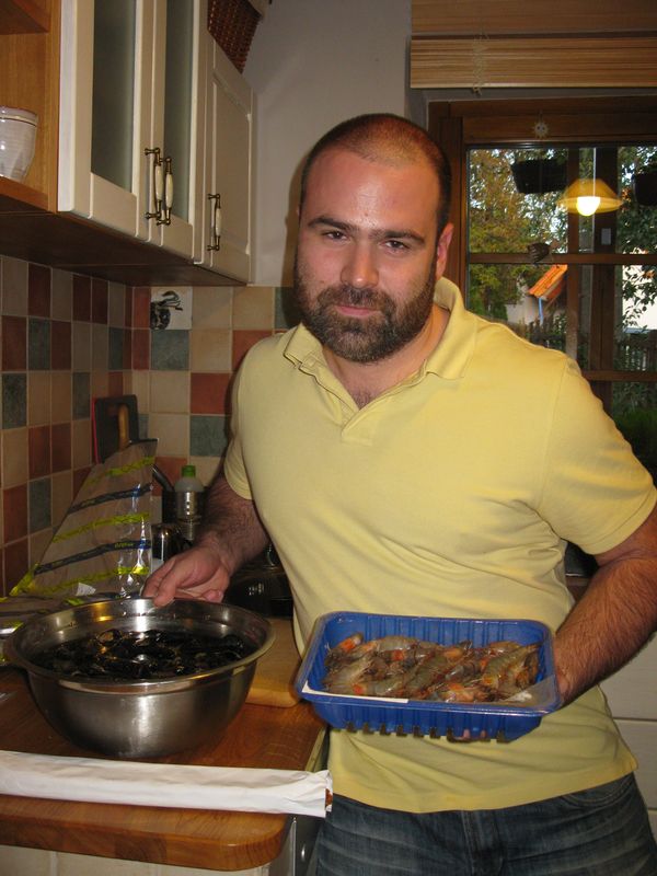 Režisér Michal Zetel je také výborným kuchařem, což nejednou během zkoušení prokázal - foto Iva Šulajová