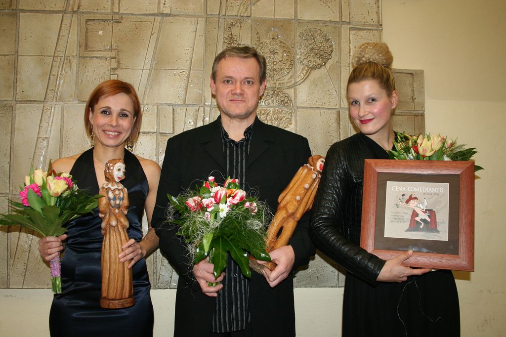 Ceny Největší z pierotů drží v rukou Alžběta Kynclová a Martin Vrtáček, Cenu komediantů pak Eva Jiřikovská