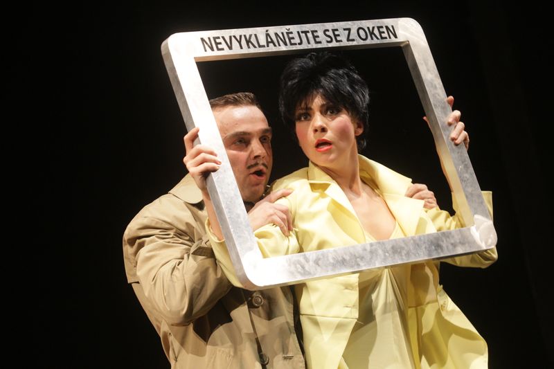 jako Annabella Schmidt v komedii 39 stupňů, vlevo Tomáš Šulaj (Richard Hannay) - foto Jan Karásek