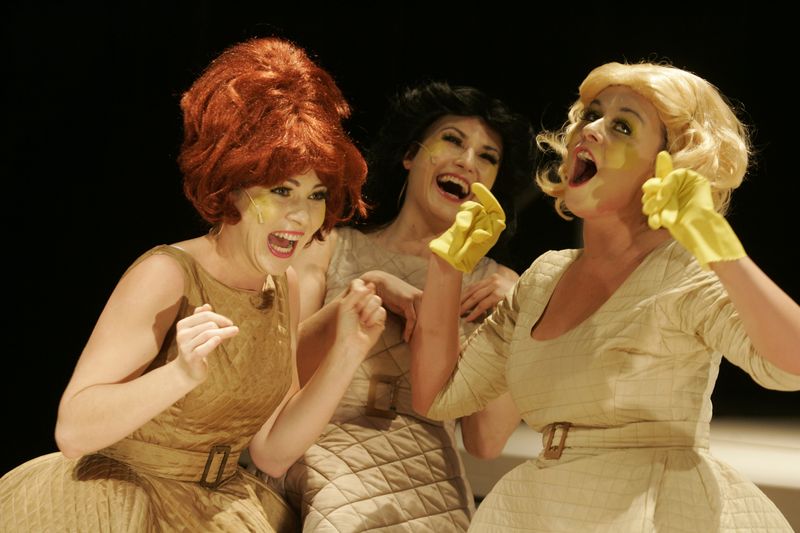 jako Sigismonda v inscenci Modré květy, vpravo Pavlína Hejcmanová (Bertranda) a Andrea Nakládalová (Lamelie) - foto Jan Karásek
