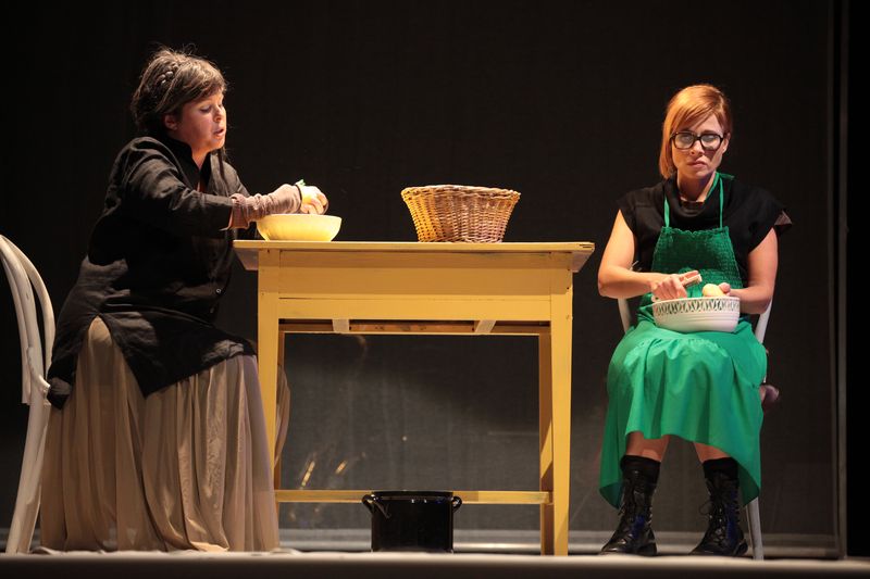 jako Aśka v inscenaci Denní dům, noční dům, vlevo Irena Vacková (Marta) - foto Jan Karásek