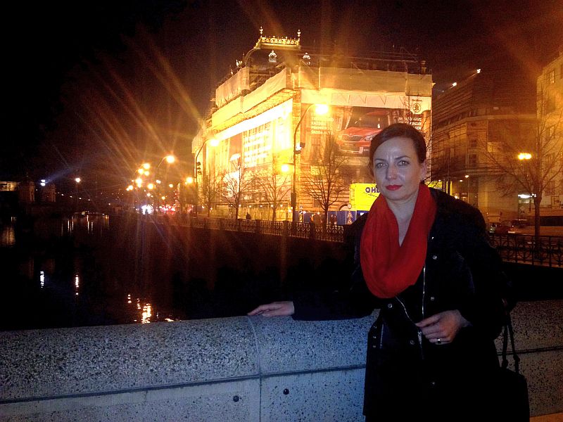 Tereza Novotná, vpozadí budova pražského Národního divadla - foto Ivan Vacke