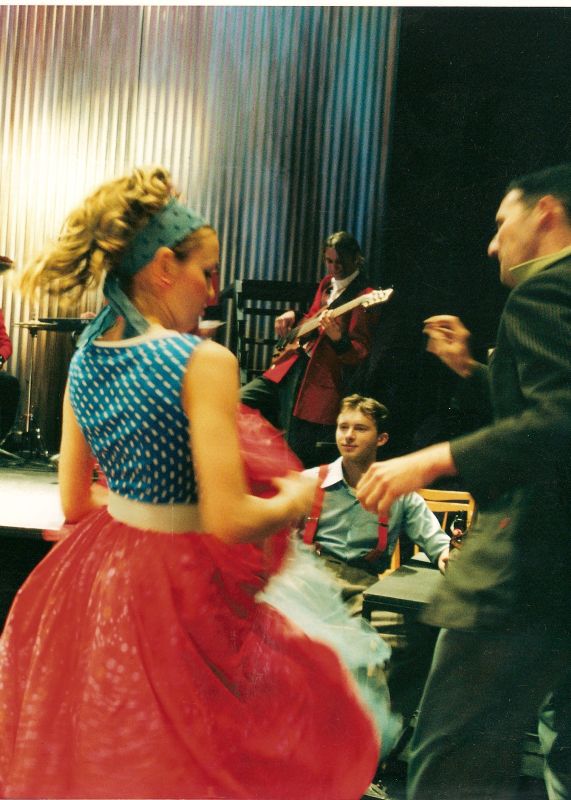 jako jeden ze Suchdoláků v muzikálu Šakalí léta, vlevo Eva Blahynková (Olina), vpravo David Vacke (Šéf cizí party) - foto Miroslav Potyka