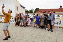 Cyrano z Bergeracu_zahajovací zkouška_Tomáš Žilinský fotí selfie s inscenačním týmem_foto: Filip Fojtík