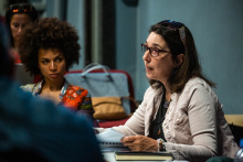 Farma zvířat - zahajovací zkouška_choreografka Linda Caridad Fernandez Saez a dramaturgyně Iva Śulajová_foto: Kuba Jíra