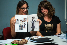 Farma zvířat - zahajovací zkouška_kostýmní výtvarnice Linda Holubová a scénografka Lucie Žilák Labajová_foto: Kuba Jíra