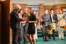 Hostina dravců - premiéra_tajemnice uměleckého provozu Marcela Trčálková gratuluje režiséru Igoru Stránskému k úspěšné premiéře_foto: Kuba Jíra