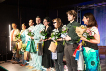 Ošklivec - premiéra_herci David Vaculík, Jitka Hlaváčová, Jakub Zelinka, Lukáš Matěj, režirérka Tereza Říhová, výtvarnice Jana Hauskrechtová, hudebník Matěj Metoděj Štrunc a dramaturgyně Iva Šulajová_foto: Kuba Jíra