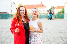 Ošklivec - premiéra_své kolegy přišly podpořit herečky Natálie Rašín a Kateřina Michejdová_foto: Kuba Jíra
