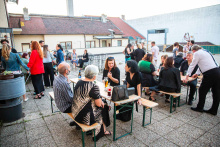 Ošklivec - premiéra_oslava na terase Malé scény_foto: Kuba Jíra