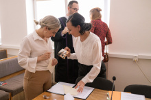 Teror - premiéra_Petra Staňková, Tereza Novotná a za nimi Josef Kubáník a Markéta Špetíková_foto: Filip Fojtík