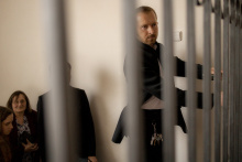 Teror -  premiéra_Petr Žajdlík coby vězeňská stráž přivádí diváky k soudní síni_foto: Filip Fojtík